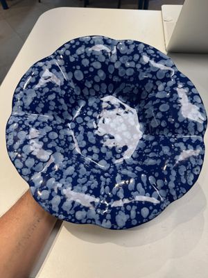A Nevers white-splashed blue-ground 'à la bougie' dish, France, late 17th C. — 照片 1