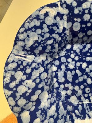 A Nevers white-splashed blue-ground 'à la bougie' dish, France, late 17th C. — 照片 2