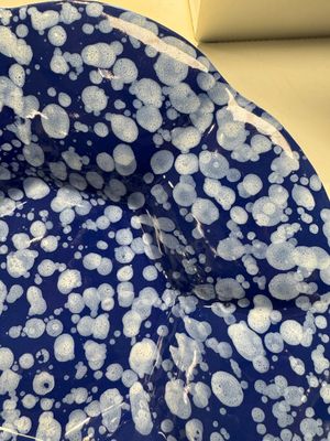 A Nevers white-splashed blue-ground 'à la bougie' dish, France, late 17th C. — 照片 3