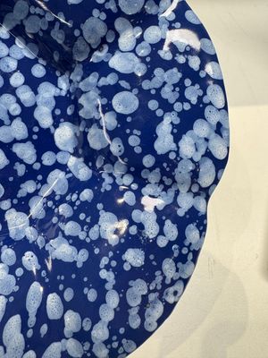 A Nevers white-splashed blue-ground 'à la bougie' dish, France, late 17th C. — 照片 4