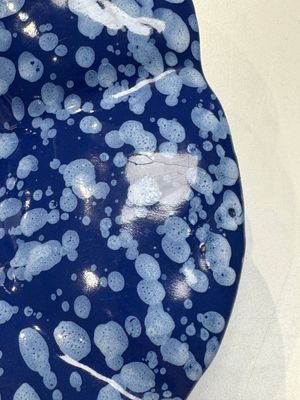 A Nevers white-splashed blue-ground 'à la bougie' dish, France, late 17th C. — 照片 5