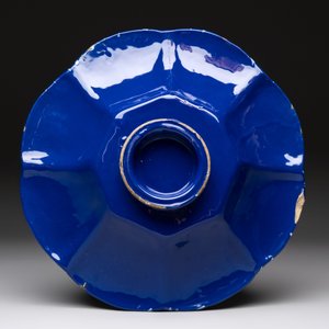 A Nevers white-splashed blue-ground 'à la bougie' dish, France, late 17th C. — 照片 2