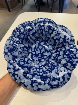 A Nevers white-splashed blue-ground 'à la bougie' dish, France, late 17th C. — 照片 1