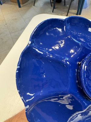 A Nevers white-splashed blue-ground 'à la bougie' dish, France, late 17th C. — 照片 3