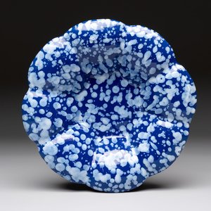 A Nevers white-splashed blue-ground 'à la bougie' dish, France, late 17th C. — 照片 1