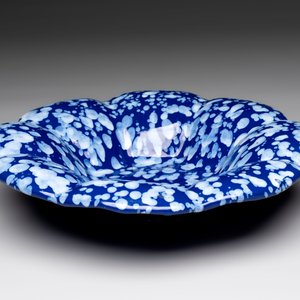 A Nevers white-splashed blue-ground 'à la bougie' dish, France, late 17th C. — 照片 3