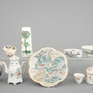 A nice collection of various Chinese famille rose porcelains, 19/20th C. — photo 1