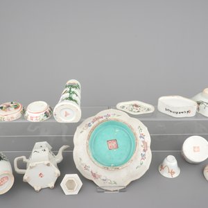 A nice collection of various Chinese famille rose porcelains, 19/20th C. — photo 2