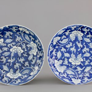 A nice pair of Chinese blue gound plates with peony scrolls, Kangxi, ca. 1700 — 照片 1