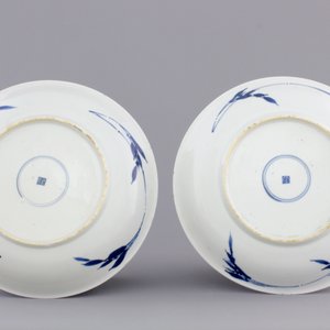 A nice pair of Chinese blue gound plates with peony scrolls, Kangxi, ca. 1700 — 照片 2