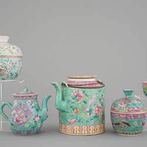 A nice set of Chinese turquoise ground famille rose Peranakan straits porcelain including teapots, 19/20th C. — foto 1