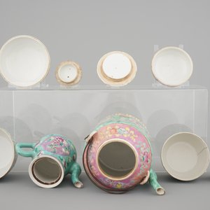A nice set of Chinese turquoise ground famille rose Peranakan straits porcelain including teapots, 19/20th C. — foto 6