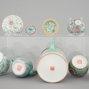 A nice set of Chinese turquoise ground famille rose Peranakan straits porcelain including teapots, 19/20th C. — foto 7