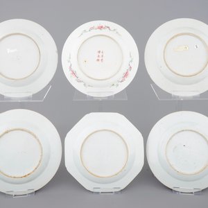 A nice set of six Chinese famille rose plates, 18/19th C. — foto 2