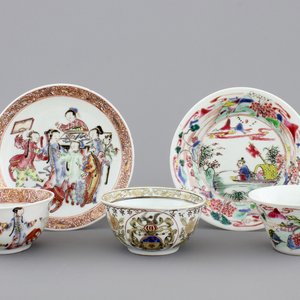 A nice set of three Chinese porcelain cups and two saucers, Yongzheng-Qianlong, 18th C. — photo 1