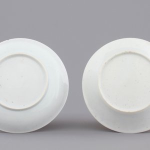 A nice set of three Chinese porcelain cups and two saucers, Yongzheng-Qianlong, 18th C. — photo 3