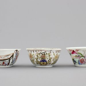 A nice set of three Chinese porcelain cups and two saucers, Yongzheng-Qianlong, 18th C. — photo 4