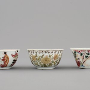 A nice set of three Chinese porcelain cups and two saucers, Yongzheng-Qianlong, 18th C. — photo 5