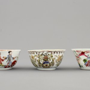 A nice set of three Chinese porcelain cups and two saucers, Yongzheng-Qianlong, 18th C. — photo 6