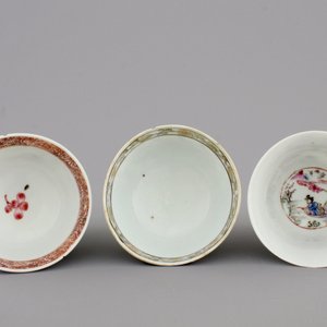 A nice set of three Chinese porcelain cups and two saucers, Yongzheng-Qianlong, 18th C. — photo 8