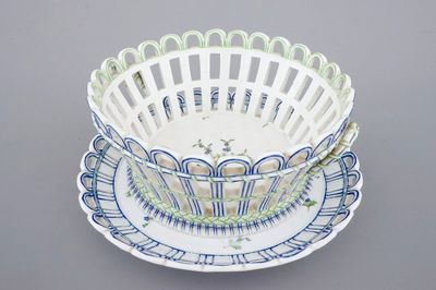 A Niderviller porcelain open-worked basket on stand, 18/19th C.