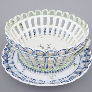 A Niderviller porcelain open-worked basket on stand, 18/19th C. — photo 1