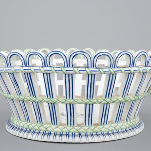 A Niderviller porcelain open-worked basket on stand, 18/19th C. — photo 2