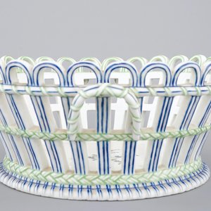 A Niderviller porcelain open-worked basket on stand, 18/19th C. — photo 3