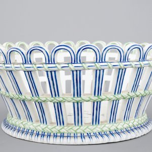 A Niderviller porcelain open-worked basket on stand, 18/19th C. — photo 4