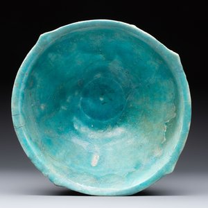 A Nishapur turquoise-glazed bowl, an inkwell and an incense burner or lantern, Iran, 10/12th C. — photo 12