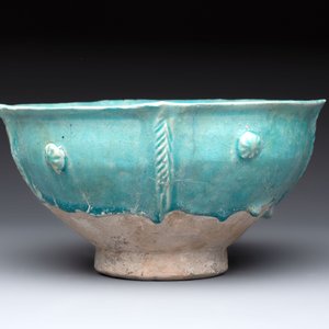 A Nishapur turquoise-glazed bowl, an inkwell and an incense burner or lantern, Iran, 10/12th C. — photo 8