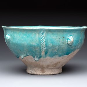 A Nishapur turquoise-glazed bowl, an inkwell and an incense burner or lantern, Iran, 10/12th C. — photo 9