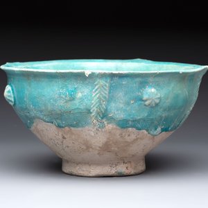 A Nishapur turquoise-glazed bowl, an inkwell and an incense burner or lantern, Iran, 10/12th C. — photo 10