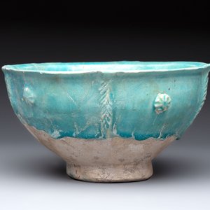 A Nishapur turquoise-glazed bowl, an inkwell and an incense burner or lantern, Iran, 10/12th C. — photo 11