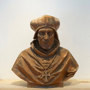 A painted carved wood bust of a nobleman, 19/20th C., Bruges — photo 1