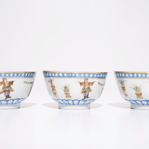 A pair and a set of three Chinese qianjiang cai bowls, 19/20th C. — photo 3