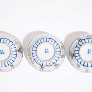 A pair and a set of three Chinese qianjiang cai bowls, 19/20th C. — photo 7
