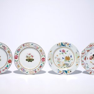 A pair and two individual Chinese famille rose plates, Yongzheng/Qianlong — photo 1