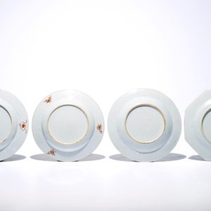 A pair and two individual Chinese famille rose plates, Yongzheng/Qianlong — photo 2