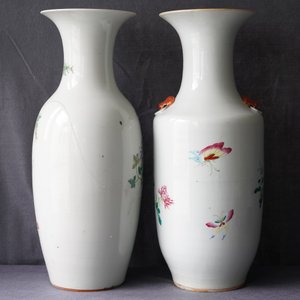 A pair and two individual Chinese famille rose vases with birds and butterflies among flowers, 19th C. — 照片 11