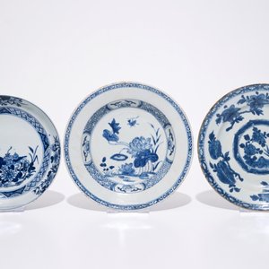 A pair Chinese blue and white ginger jars and three various blue and white floral plates, 18/19th C. — 照片 2