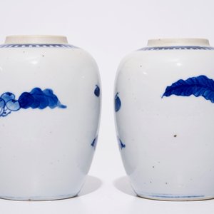 A pair Chinese blue and white ginger jars and three various blue and white floral plates, 18/19th C. — 照片 7
