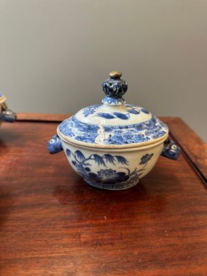 A pair Chinese blue and white sauce boats and a pair of tureens and covers, Qianlong — 照片 12
