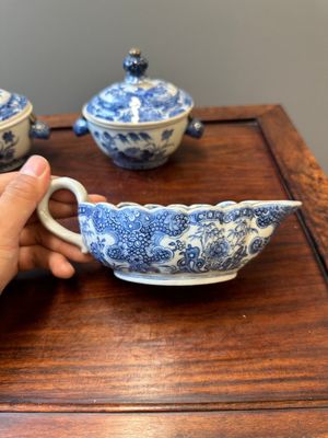 A pair Chinese blue and white sauce boats and a pair of tureens and covers, Qianlong — 照片 3