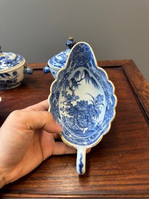 A pair Chinese blue and white sauce boats and a pair of tureens and covers, Qianlong — 照片 4