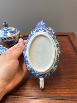 A pair Chinese blue and white sauce boats and a pair of tureens and covers, Qianlong — 照片 8
