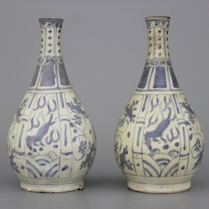 A pair Chinese porcelain blue and white Wan-Li Hatcher Cargo bottle vases, ca. 1643 — 照片 1