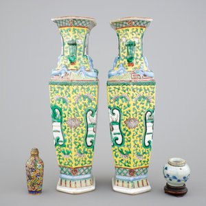 A pair of 19th C. Chinese famille jaune hexagonal vases, a cloisonne snuff bottle and a Ming Dynasty jarlet — foto 3