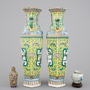 A pair of 19th C. Chinese famille jaune hexagonal vases, a cloisonne snuff bottle and a Ming Dynasty jarlet — foto 5