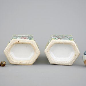 A pair of 19th C. Chinese famille jaune hexagonal vases, a cloisonne snuff bottle and a Ming Dynasty jarlet — foto 6